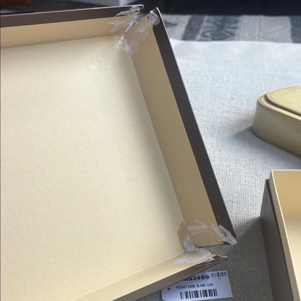 Louis Vuitton Vernis Patent Leather Pochette Sobe Blanc Clutch M93489 - Picture 15 of 16
